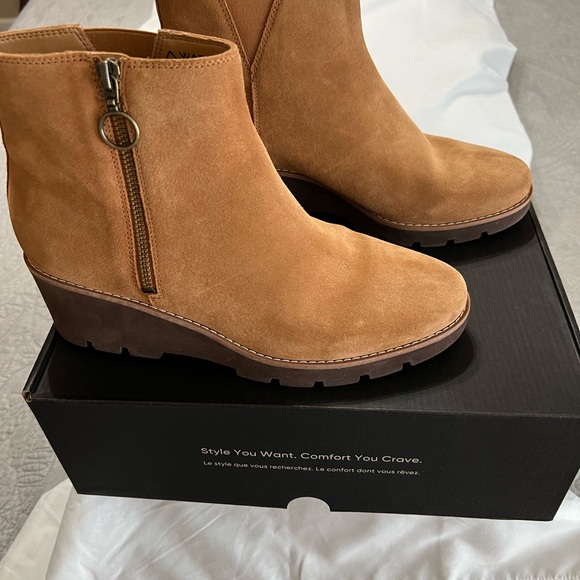 Vionic; Ladies; Water Repellent Suede Booties; Size 9 (40); Hazal - Picture 7 of 13